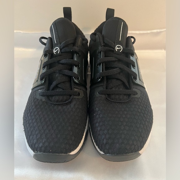 Black & White Nike sneakers - Picture 2 of 5